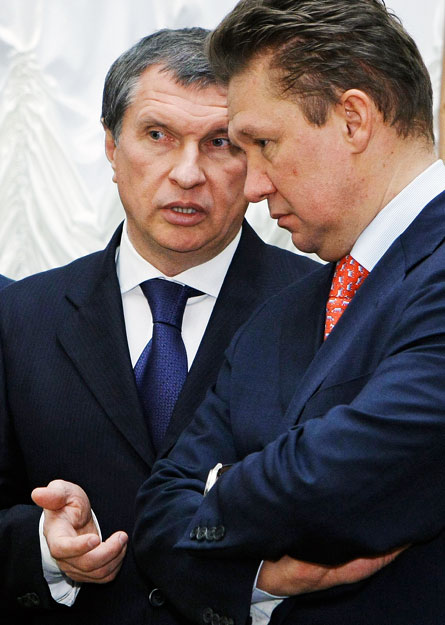 Alekszej Miller (jobbra), a Gazprom első embere Igor Szecsin orosz miniszterelnök-helyettest hallgatja