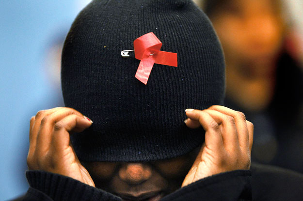 A piros szalag, az AIDS elleni küzdelem nemzetközi jelképévé vált: betegek, a vírus ellen harcolók és a velük szolidaritást vállalók szimbóluma, szerte a világon. 