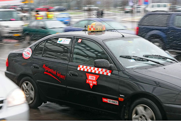 Csak a kocsik színe lesz fekete