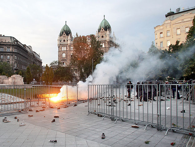 Tüntetés a Szabadság téren, 2008. Az amerikai nagykövetség (a jobb oldali épület) közelről figyeli a magyar belpolitikát