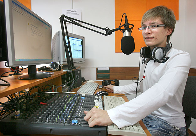 Juhász Bálint a devecseri rádióstúdióban