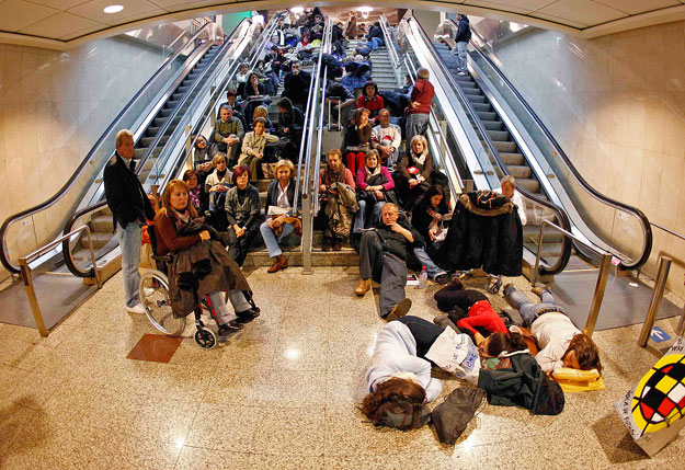 Földön ragadt utasok a madridi Barajas reptéren