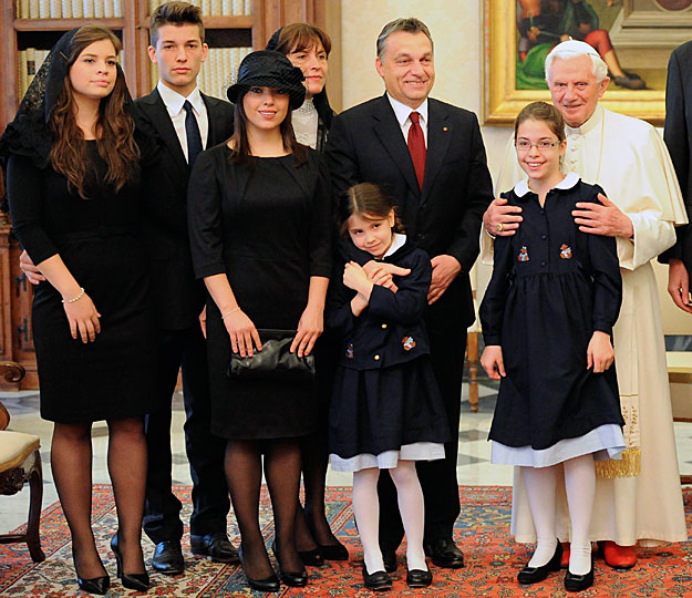 Orbán Viktor és családja XVI. Benedek pápával