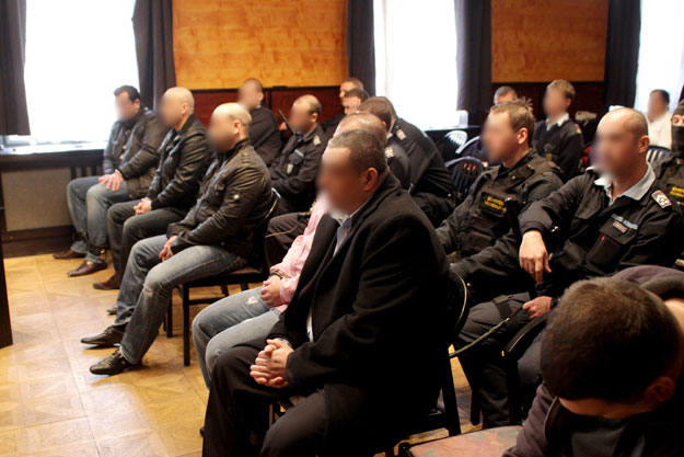 A Cozma-ügy gyanúsítottai ülnek a Veszprém Megyei Bíróság tárgyalótermében