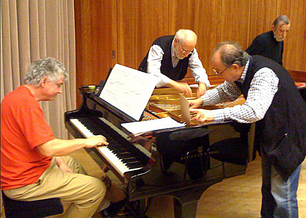 Zenetörténet mobiltelefonnal: három szerző turkál a zongorában  