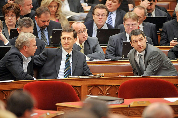 Pokorni Zoltán, Varga Mihály és Lázár János a parlamentben. Nem aggódnak