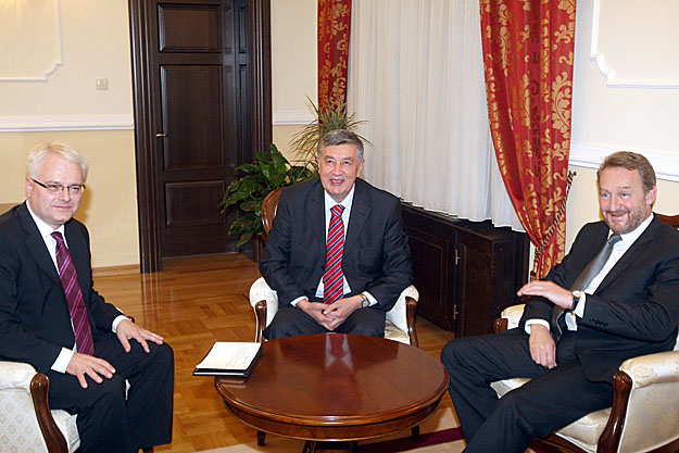 Ivo Josipovic horvát elnök (baloldalt) a boszniai államelnökség tagjaival a Banja Luka-i eseményen