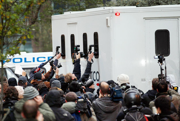 Rabszállító furgon a fényképezőgépek kereszttüzében. Bent Julian Assange-t sejtik