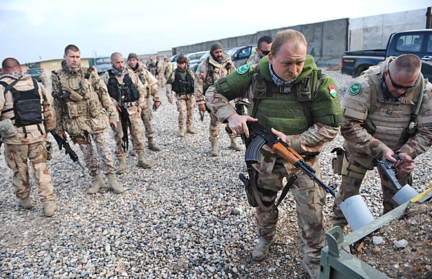 Magyar katonák kitáraznak az afganisztáni táborban
