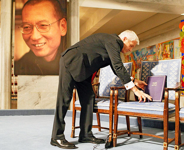 Jelképes gesztus. Thorbjorn Jagland, a Nobel-békedíj Bizottság elnöke leteszi a kitüntetést Liu Xiaobo székére