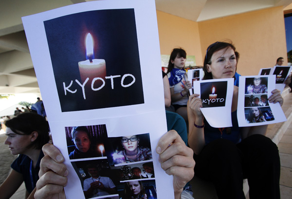 Még Kiotótól is elmarad a cancúni megállapodás, amelynek mexikói színterén tüntettek a képen látható kanadai aktivisták