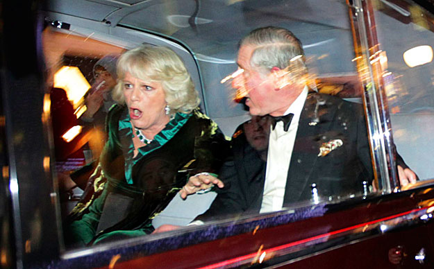 Camilla, Károly walesi herceg brit trónörökös neje felháborodik, amikor feldühödött tüntetők megtámadják autójukat a Regent Streeten útban a Londoni Palladium Színházba 
