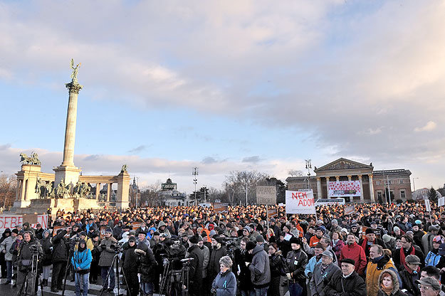 Több ezren tüntetnek a nyugdíj-einstand és az antidemokratikus intézkedések ellen