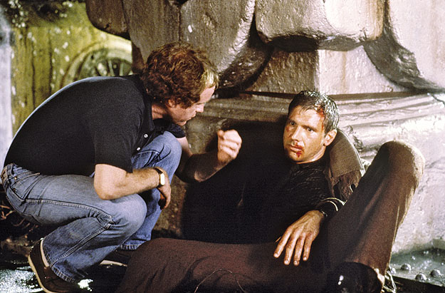 Ridley Scott épp Harrison Fordot instruálja a Szárnyas fejvadász forgatásán