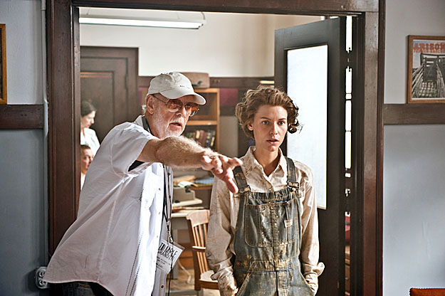 Mick Jackson a Temple Grandint alakító Claire Danest instruálja a forgatáson