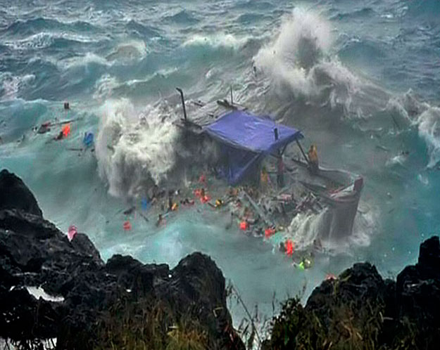 A hatóságok eddig 27 holttestet emeltek ki a tengerből.