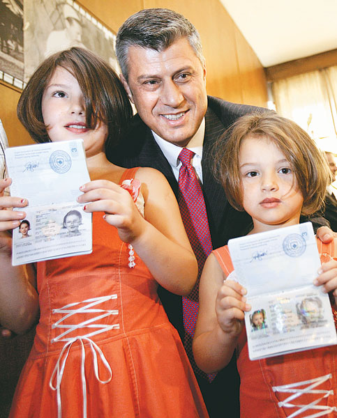 Hashim Thaci kormányfő bemutatja az új útleveleket 2008-ban. 