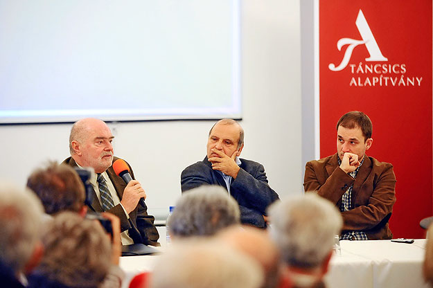 A konferencia résztvevői: Vastagh Pál, Majtényi László és Tordai Csaba volt államtitkár