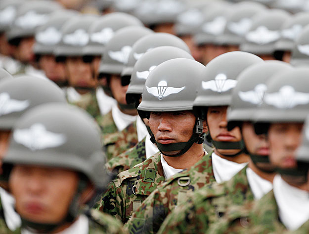 Japán katonák készenlétben