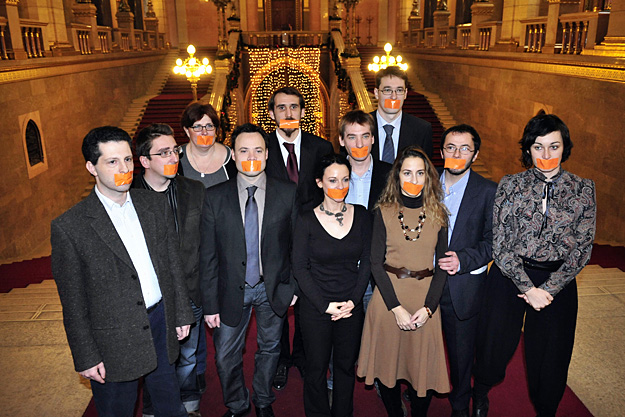Az LMP frakció a médiatörvény szavazásának napján narancssárga szalaggal letapasztott szájjal tiltakozik a Parlamentben