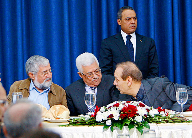 Mahmud Abbasz (középen) a ramallahi találkozón 