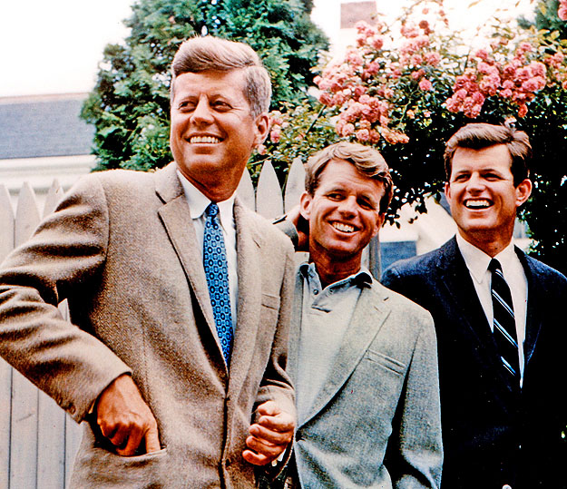 John, Robert és Edward Kennedy egy 1960-ban készült fotón