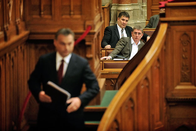 Orbán beszélt, Gyurcsány hallgatott. A szónoklatokban viszont szinte több szó esett a volt kormányfőről mint a leendőről
