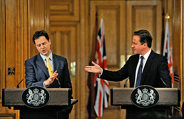 Clegg és Cameron a sajtótájékoztatón. Nem mindenben értenek egyet
