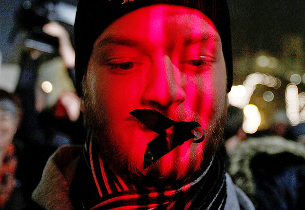 A beragasztott szájú budapesti tüntetőkről készült kép bejárta a világsajtót