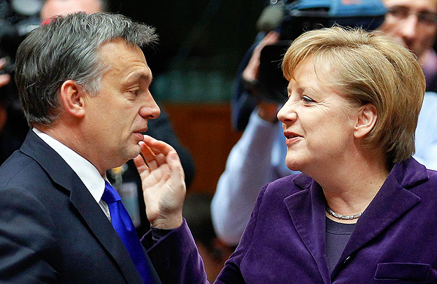 Orbán Viktor Angela Merkel német kancellárral. A magyar kományfő történelmi döntéseket vár