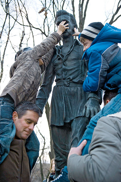 Civil demonstráció Gyulán: Bod Tamás szervező gyermekei befogják Petőfi szobrának fülét, száját és eltakarják a szemét