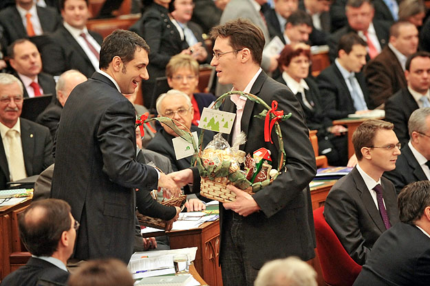 Karácsony Gergely (LMP) megajándékozza Lázár Jánost (Fidesz)