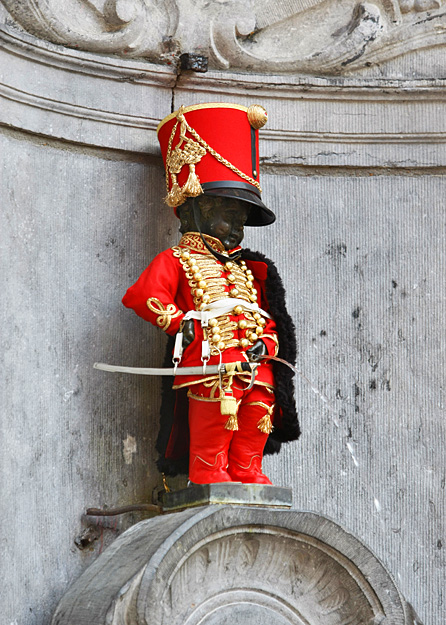 Brüsszel világhírű jelképe, a pisilő kisfiú, azaz Manneken Pis