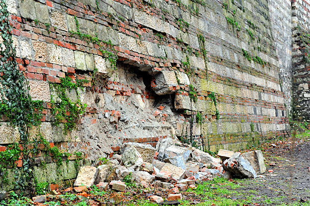 A budai Várban, a Babits Mihály sétánynál a várfalból kidőlt mintegy négy négyzetméternyi darab