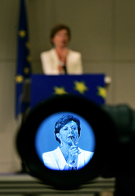 Neelie Kroes levelében többek között azt firtatja, hogy a magyar médiatörvény összhangban van-e az uniós előírással