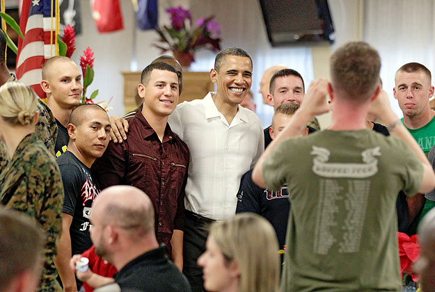 Karácsonyi fotó. Obama elnök katonák társaságában a Hawaiin lévő tengerészgyalogsági bázison