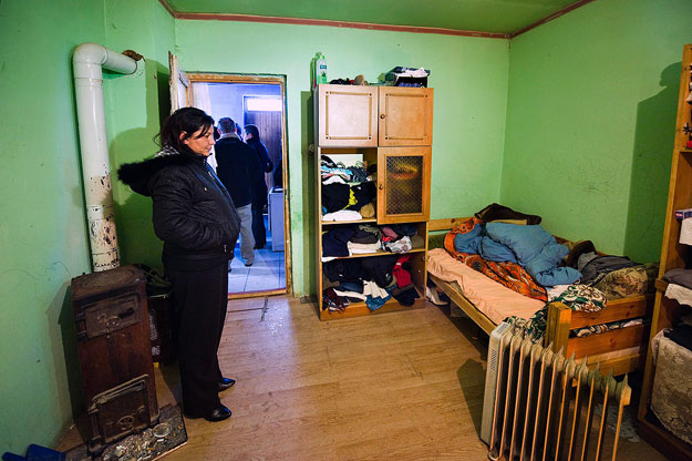 Lakatos Anikó áll az ágy előtt, ami alól kihúzták féltestvérét