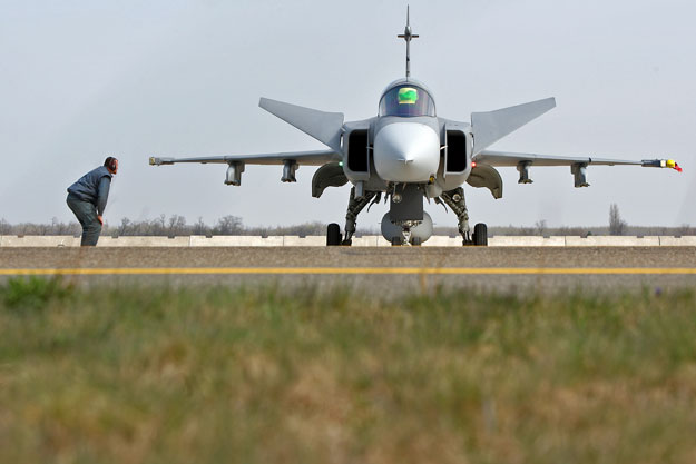 Gripen vadászgép a kecskeméti katonai repülőtéren