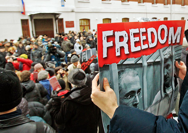 Hodorkovszkij és üzlettársa szabadságáért tüntetők a moszkvai bíróság előtt