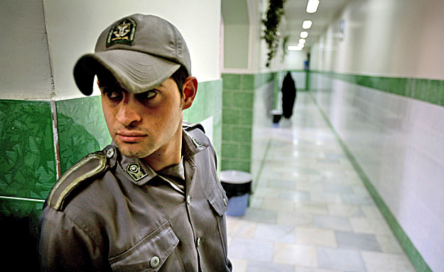 Börtönőr a teheráni Evin börtön folyosóján