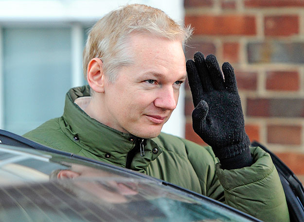 Assange a suffolki rendőrőrs előtt