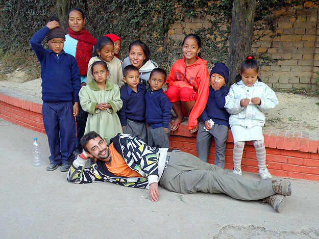 Gyakorta a CouchSurfing nemzetközi hálózat tagjai fogadják be éjszakára, így került kapcsolatba egy „maszek” árvaházat fenntartó, háromgyermekes nepáli családdal
