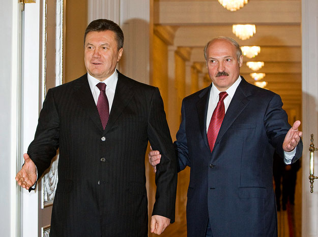 Viktor Janukovics és Aljakszandr Lukasenka. Alig van mozgásterük
