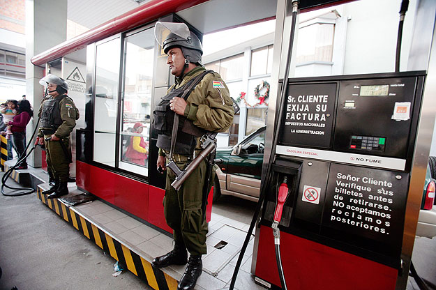 Rendőrök őrzik La Pazban a benzinkutakat