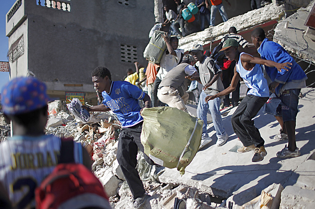 Nélkülöző emberek széthordják egy földrengésben összedőlt haiti szupermarket árukészletét