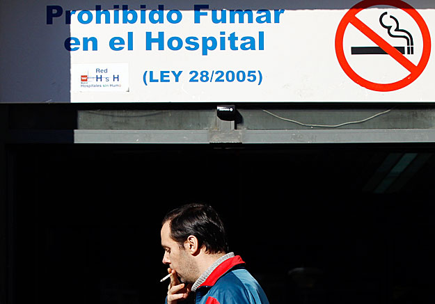Madridi kórház előtt dohányzik egy férfi - 2011-től (itt is) tilos