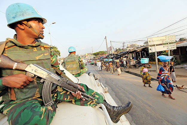 ENSZ-katonák őrjáraton Abidjan egyik kerületében