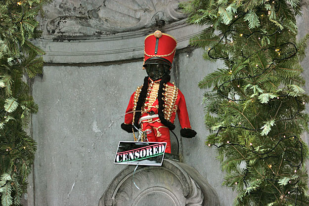 A magyar EU-elnökség alkalmából huszáregyenruhába öltöztetett Manneken Pis szobor Brüsszelben. Tegnap háromnegyed órára egy ismeretlen a Cenzúrázva táblát tette rá