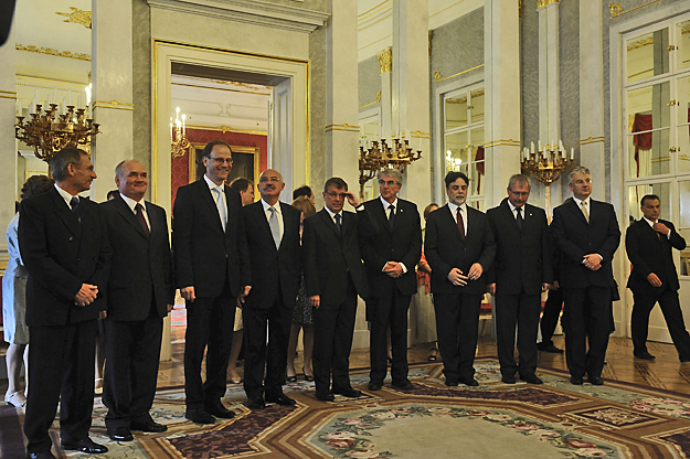 A miniszterek várják Orbán (jobbra) érkezését. A sorban balról: Pintér, Hende, Navracsics, Martonyi, Matolcsy, Réthelyi, Fellegi, Fazekas és Semjén
