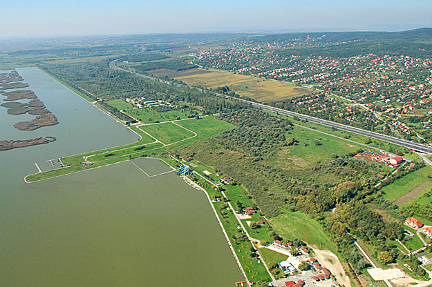 A beruházás tervezett helyszíne (a kép felső harmada) madártávlatból. Megtetszett nekik